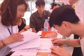 曾感动全网 洛阳73岁奶奶收养的弃婴入学了视频封面