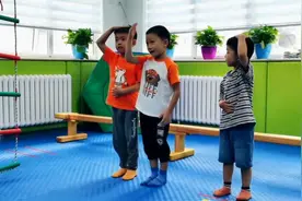 【儿科医生说】你知道“摸耳朵”也能看出孩子的发育情况吗？视频封面