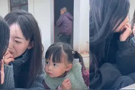 女孩凑到姐姐面前偷听八卦，瞪大眼珠充满好奇，被发现后表情亮了视频封面