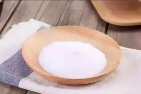 夏天脚后跟上死皮多，泡脚时水里加点小苏打，脚部光滑又干净视频封面