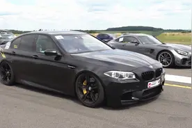 宝马M5单挑奔驰AMG GT，时速200以后，才知道什么叫西装暴徒？视频封面