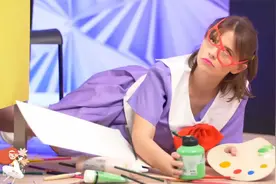 趣味视频：老师叫同学们画脚，男同学直接拿真脚把女同学臭晕了视频封面