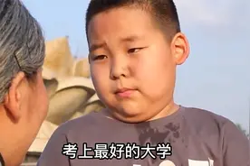 流浪父子整天捡垃圾吃，好心的奶奶每天给他们吃的，感动了无数人视频封面