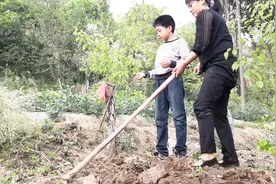 农村小孩小时候都这样，放学写完作业还要下地干活，体验艰苦生活视频封面