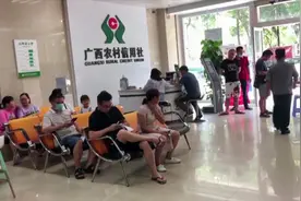 家长吐槽：学生想要缴纳伙食费， 需先开通手机银行视频封面