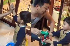 东北萌娃酒桌旁与客人唠嗑，兴起时豪气举起保温水杯敬酒视频封面