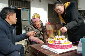 农村姥姥过82岁生日，一家人围在一起包饺子，这场面既热闹又温馨视频封面
