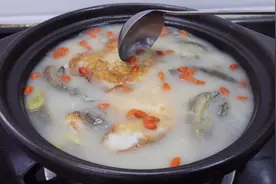 春季多给孩子煲这一锅泥鳅汤，教你广东煲汤技巧，汤色奶白又美味视频封面