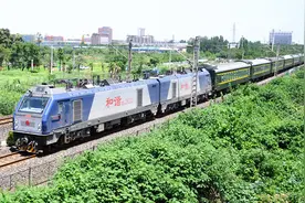 翻越宝成铁路，从成都火车站出来的K292次列车，呼啸着擦肩而过