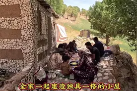 全家齐上阵建造房子，不仅铺设小路，还修筑了台阶，真是独具一格视频封面