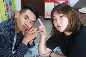 小伙刚跟媳妇说纹个戒指，以后谁提离婚就剁手，没想媳妇更狠视频封面