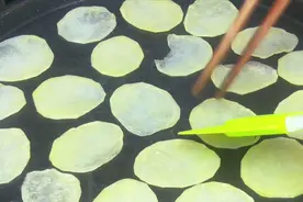 想吃薯片不用买，有电饼铛就能做，2分钟教会你，比乐事还好吃