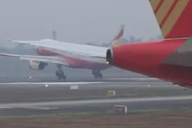 机场实拍深圳航空空客A330起飞巧遇祥鹏航空A330降落，看着大气视频封面