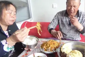 农村媳妇用洋葱炒胡萝卜，又香又辣，大黑的反应笑死人视频封面