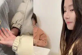 女生聚会时轻拽桌布给男友顺烟，朋友全程目睹表情尴尬，场面爆笑视频封面