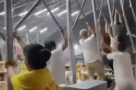 湖北宜昌突发狂风暴雨:餐馆众人试图抓住雨棚 结果连人带棚被吹飞视频封面