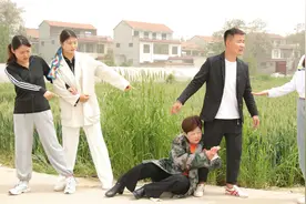 小伙相亲路上扶大娘被讹，没想大娘竟是对象的母亲，小伙当场发飙视频封面