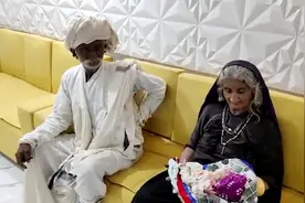 罕见！印度一妇女70岁生下自己第一个孩子视频封面