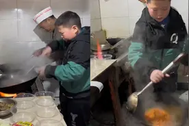 12岁男孩炒菜颠勺转锅动作娴熟，爸爸：从小就学，家常菜都会做视频封面