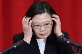 台军机突然坠机浓烟滚滚，零件四飞砸穿民宅！蔡英文面临巨大挑战视频封面
