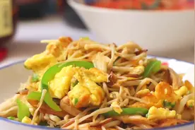教您做鸡蛋炒金针菇，炒菜顺序一定记牢，助你厨艺节节高升视频封面