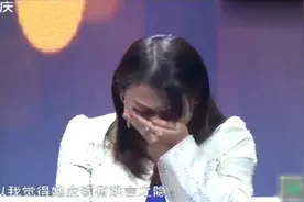 姐姐当众向弟弟道歉，弟弟一句亲姐姐，姐姐当场泪崩嘉宾都哭了视频封面