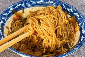 江西人最爱吃的南昌拌粉，在家也能轻松做，香辣爽滑，QQ弹弹视频封面