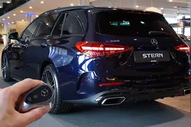 2022款奔驰C200旅行版到店，按下钥匙看到实车，才知道啥叫帅气！视频封面