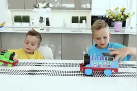 妈妈带孩子们玩游戏，快乐的家庭游戏发生的故事，一起来看看吧~视频封面