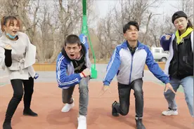 搞笑剧：体育课考跑步，学霸鞋都跑掉了，谁知老师却说是“慢跑”视频封面