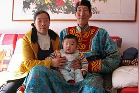 中国第一男巨人鲍喜顺：12年前不听医生建议生下儿子，如今怎样了视频封面