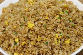酱油蛋炒饭这样做才好吃，米饭粒粒分明，不粘不起坨，一碗不够吃