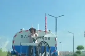 这剧情不对啊！男子路遇洒水车想借机洗车，不料大娘：喷的是农药视频封面