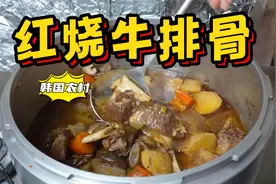 妈妈和女朋友一起给爸爸制作生日宴，丰盛的美食，让人口水直流！视频封面