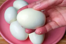 快速剥鸡蛋的窍门，3秒剥一个，只要学会这一招，个个光滑不粘壳视频封面