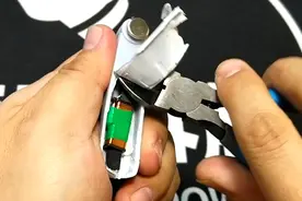 小伙超市买衣服，回家一穿竟然有一个磁力扣，拆开看看黑科技