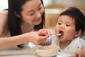 十个月的宝宝突然呕吐是怎么回事？妈妈一定要注意这几点视频封面