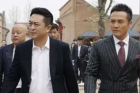他竟是张嘉译的亲表弟，怪不得张嘉译每次拍戏都带他，尽心尽力