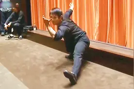 武打巨星李连杰，好莱坞现场表演真功夫！迎来老外鼓掌一片！视频封面