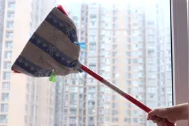 窗户玻璃外面灰尘多，家政阿姨只用一招，飘窗擦得干净明亮没有灰视频封面