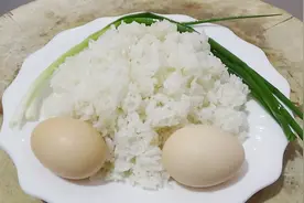 大厨教你酱油炒饭的正确做法，看着就有食欲，吃一次就念念不忘