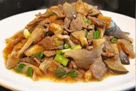 平菇炒肉怎么做好吃，大厨分享家常做法，鲜香味美，下酒又下饭视频封面