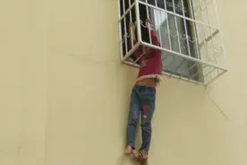 心疼！南阳一6岁女孩悬吊防护窗，身体摇摇欲坠，邻居爬窗托举视频封面