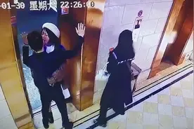 男子在电梯口被女子强吻 吓得举起双手证明清白视频封面