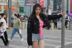 重庆老街的街道上，美女如云，散发着时尚的光芒，令人流连忘返视频封面