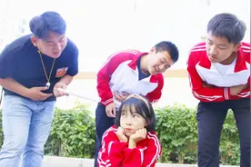 女学生上课放屁，本想掩盖声音，没想被全班同学听见了视频封面