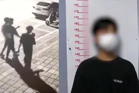 组团偷猫的小伙自首了!坦白开心跳舞、忘情吸猫原因，惊呆民警...视频封面