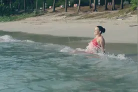 瑞典美女小姐姐在海边写真，粉红的比基尼格外亮丽视频封面