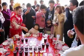 广东小伙结婚，新娘陪大伙喝酒，收了好多红包，爽歪歪视频封面