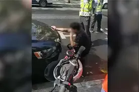 太无知！一私家车张贴不堪精日标语招摇过市，车主被行拘15日！视频封面